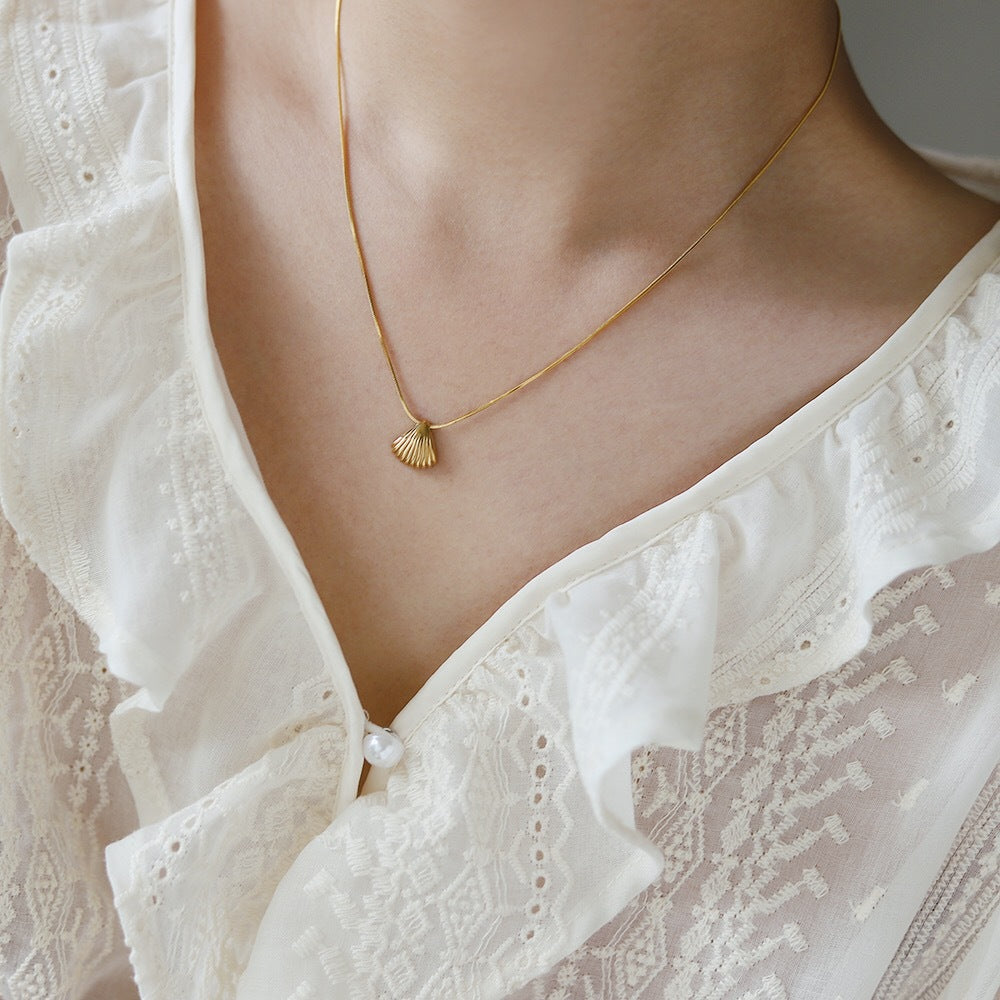 Ocean Short Chain Fan Shell Snake Bone Necklace