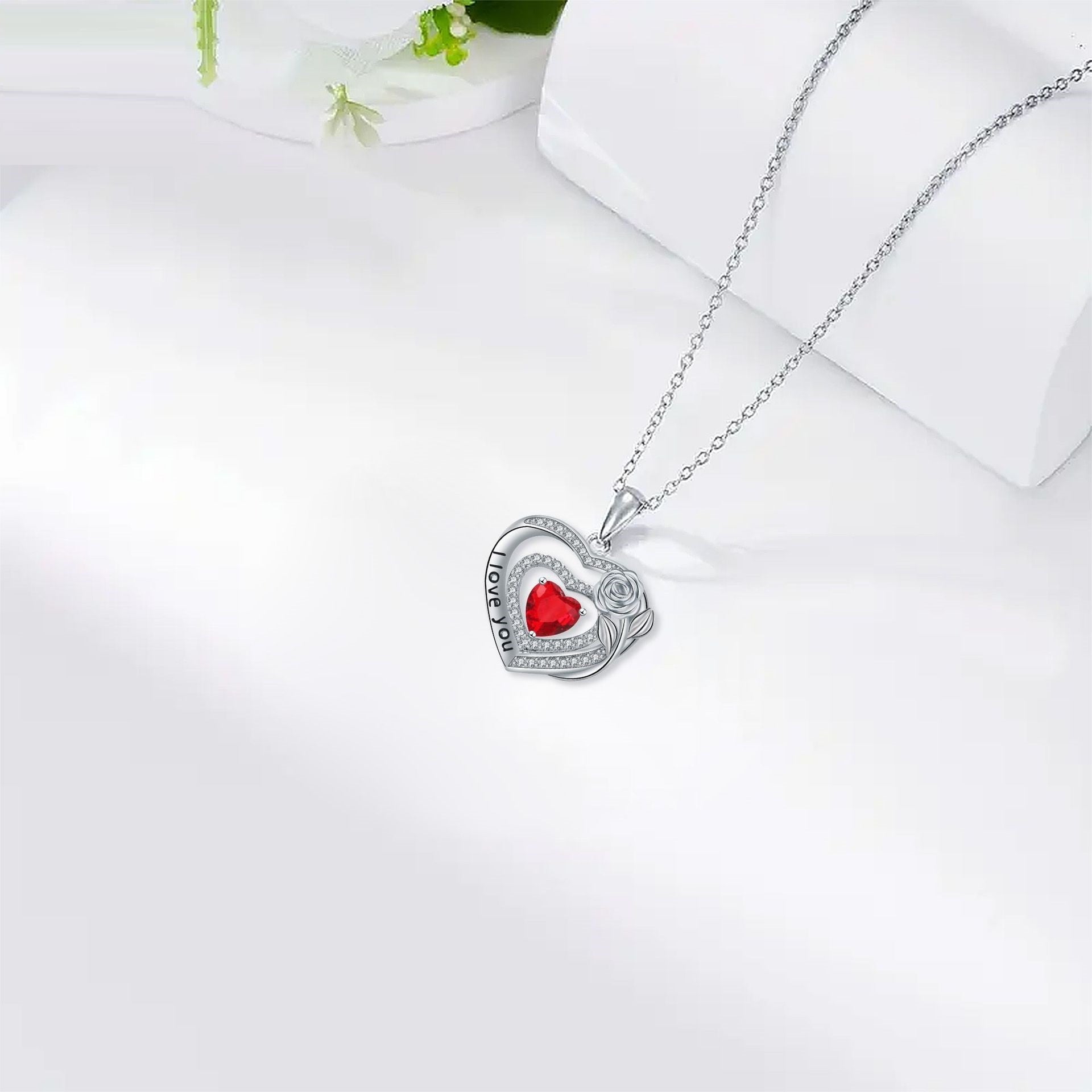 Fashionable Elegant Heart-shaped Pendant Rose Necklace